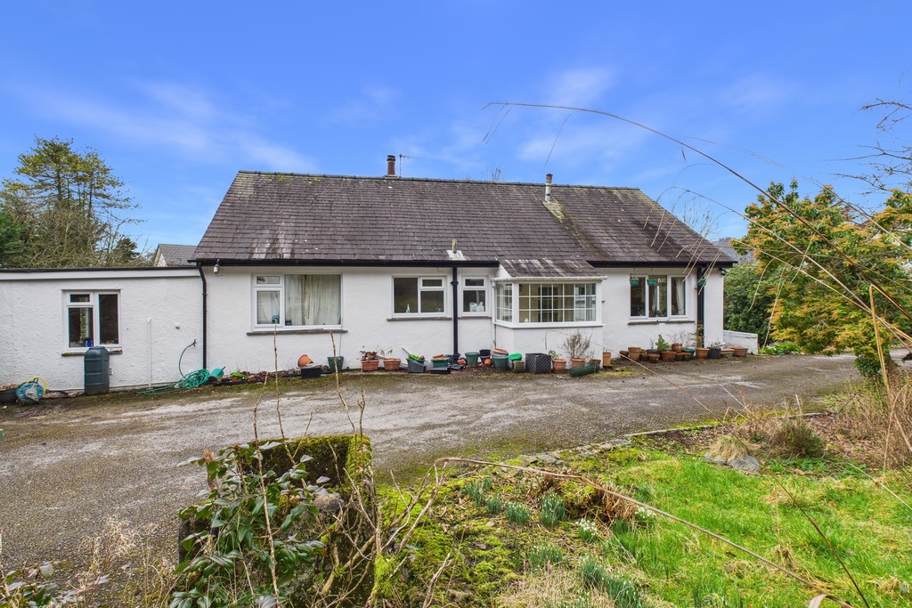 5 bedroom Detached bungalow For Sale