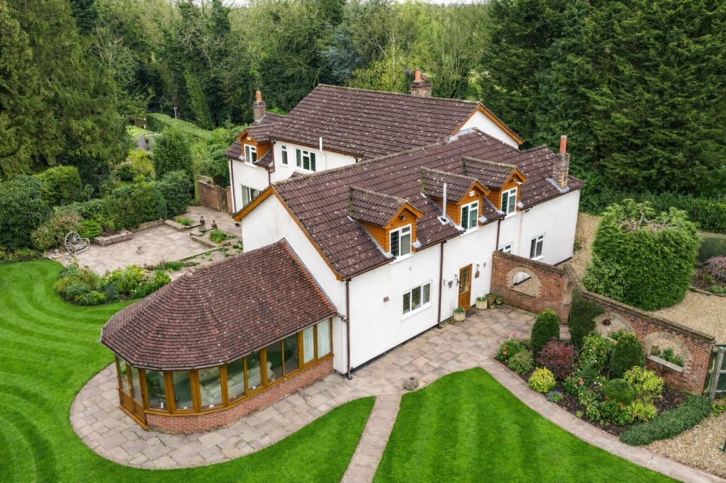 6 bedroom Studio flat For Sale