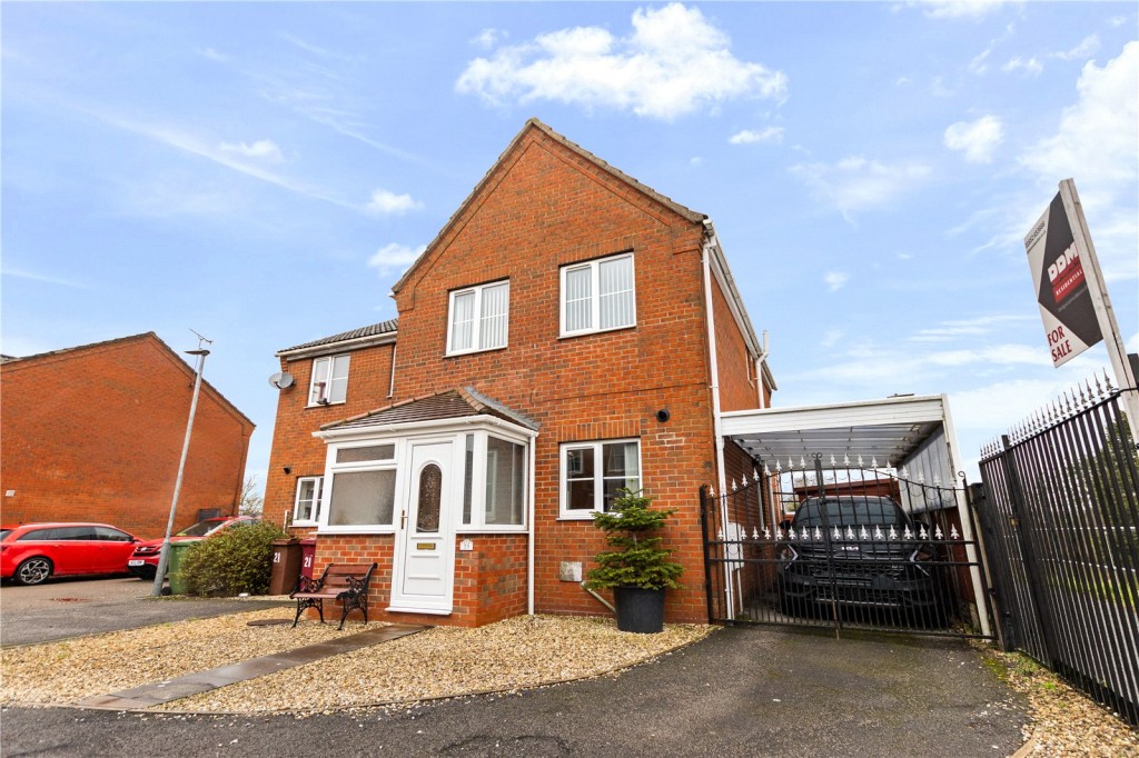 3 bedroom Semi-detached house Under Offer