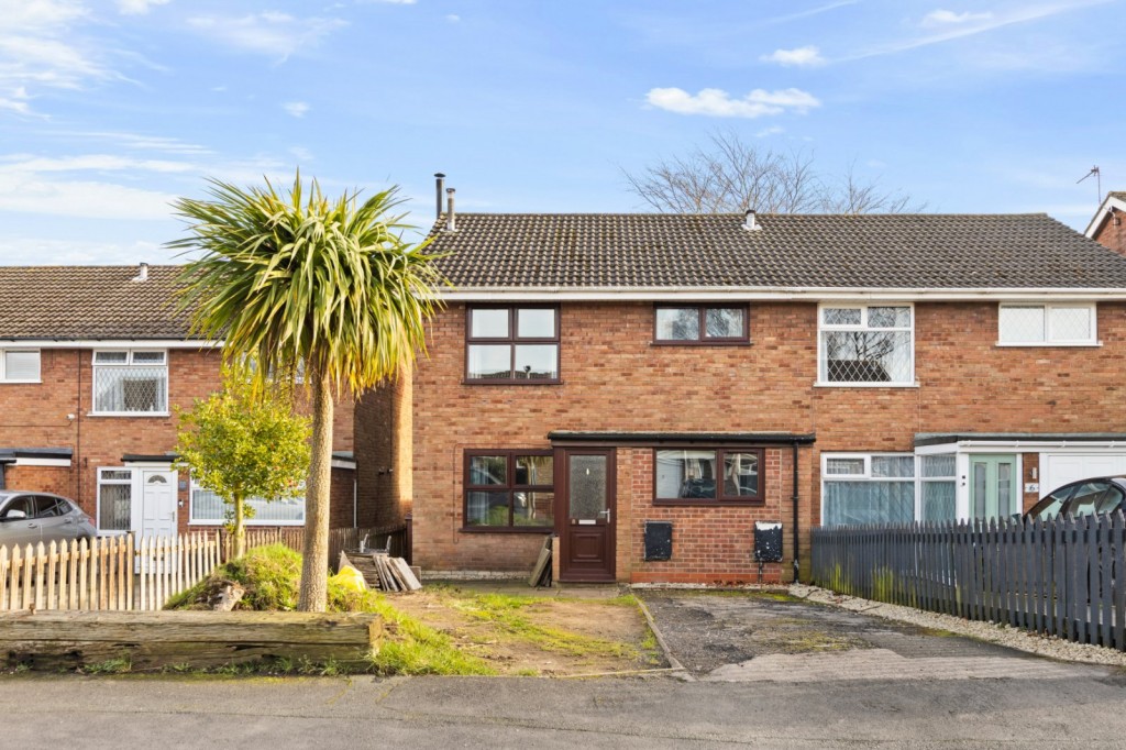 3 bedroom Semi-detached house Under Offer