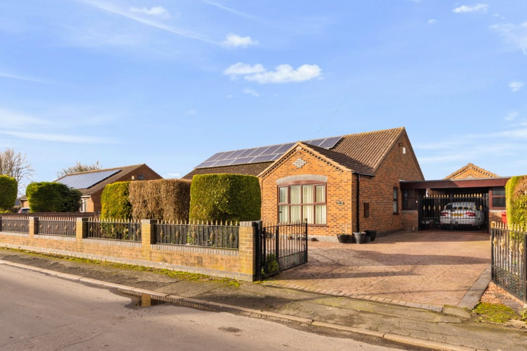 3 bedroom Detached bungalow For Sale