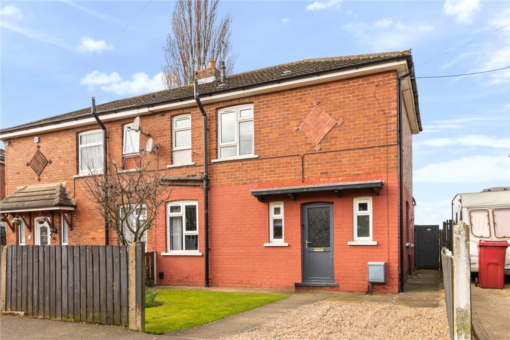 3 bedroom Semi-detached house Under Offer