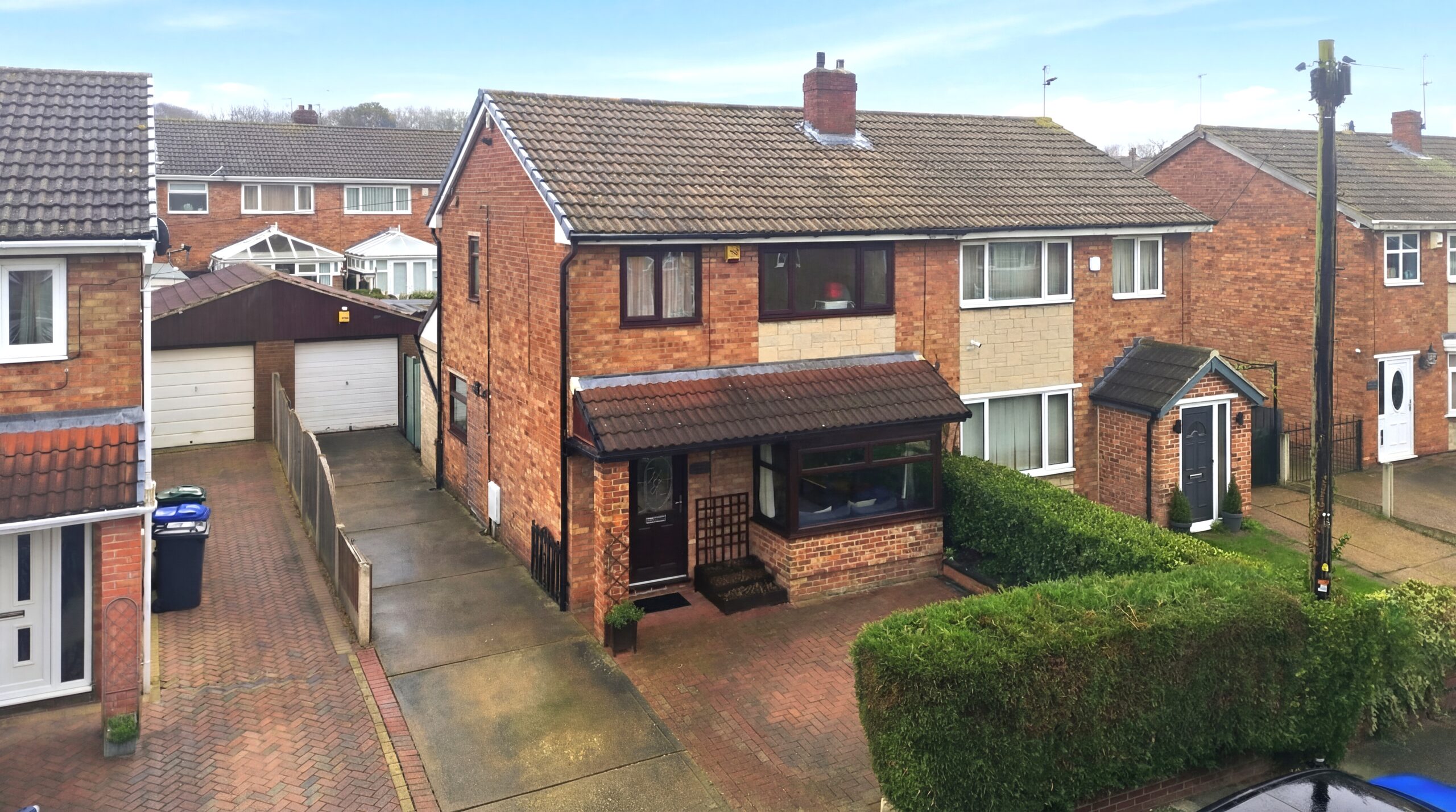 3 bedroom Semi-detached house Under Offer