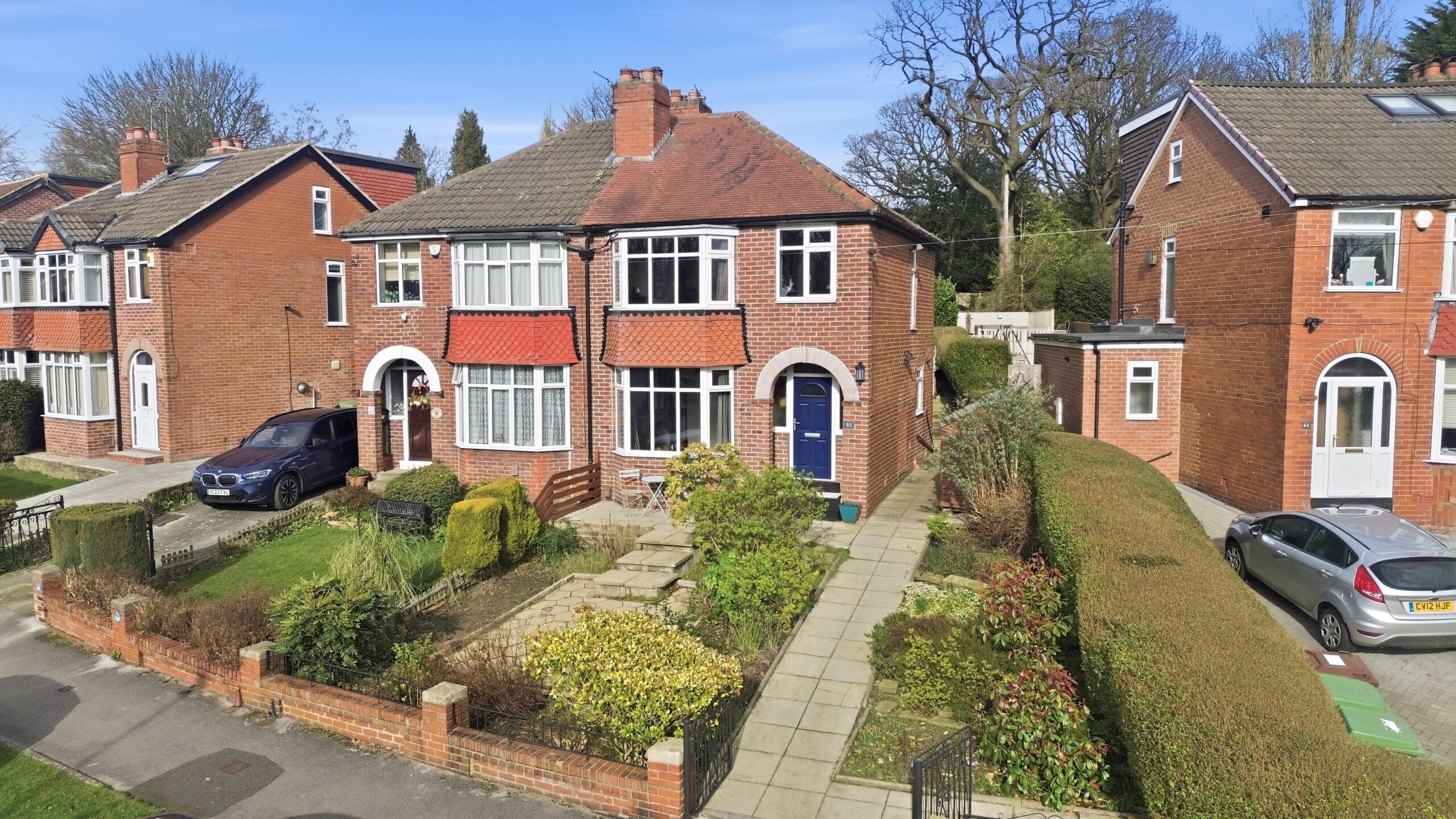 3 bedroom Semi-detached house Under Offer