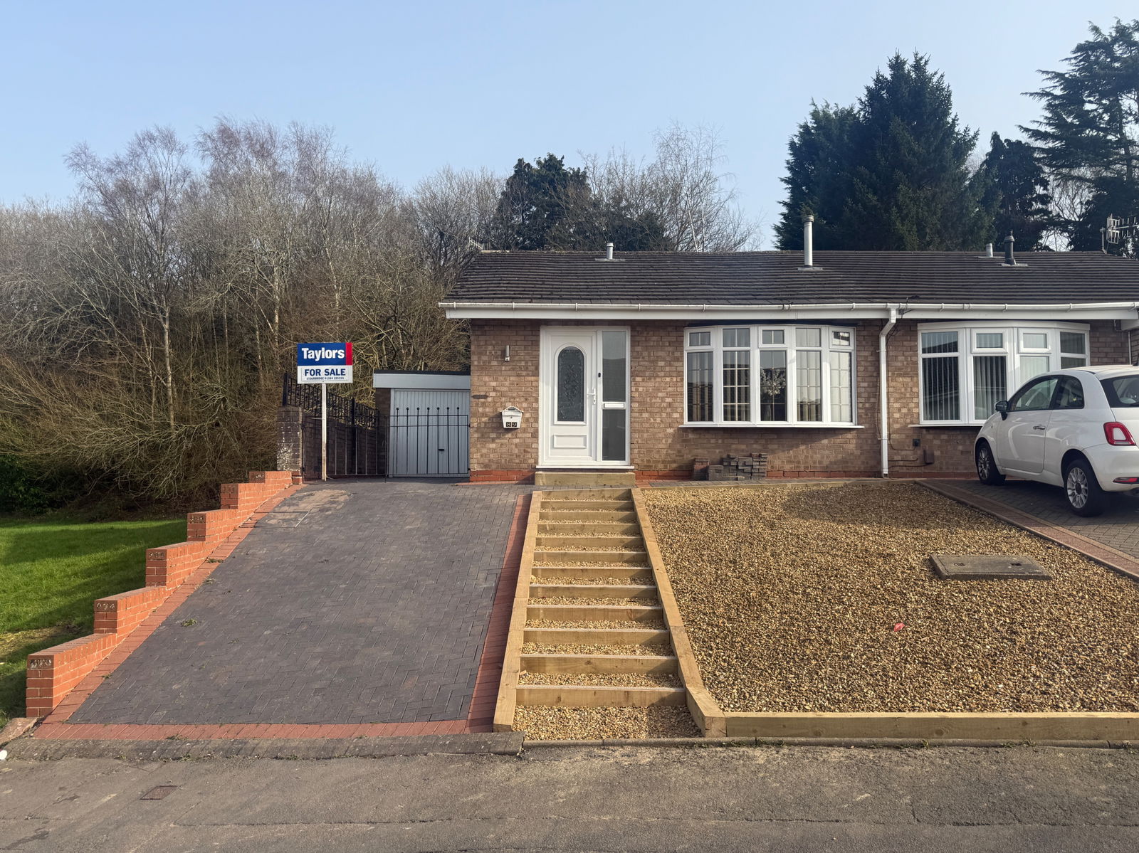 2 bedroom Semi-detached house Under Offer