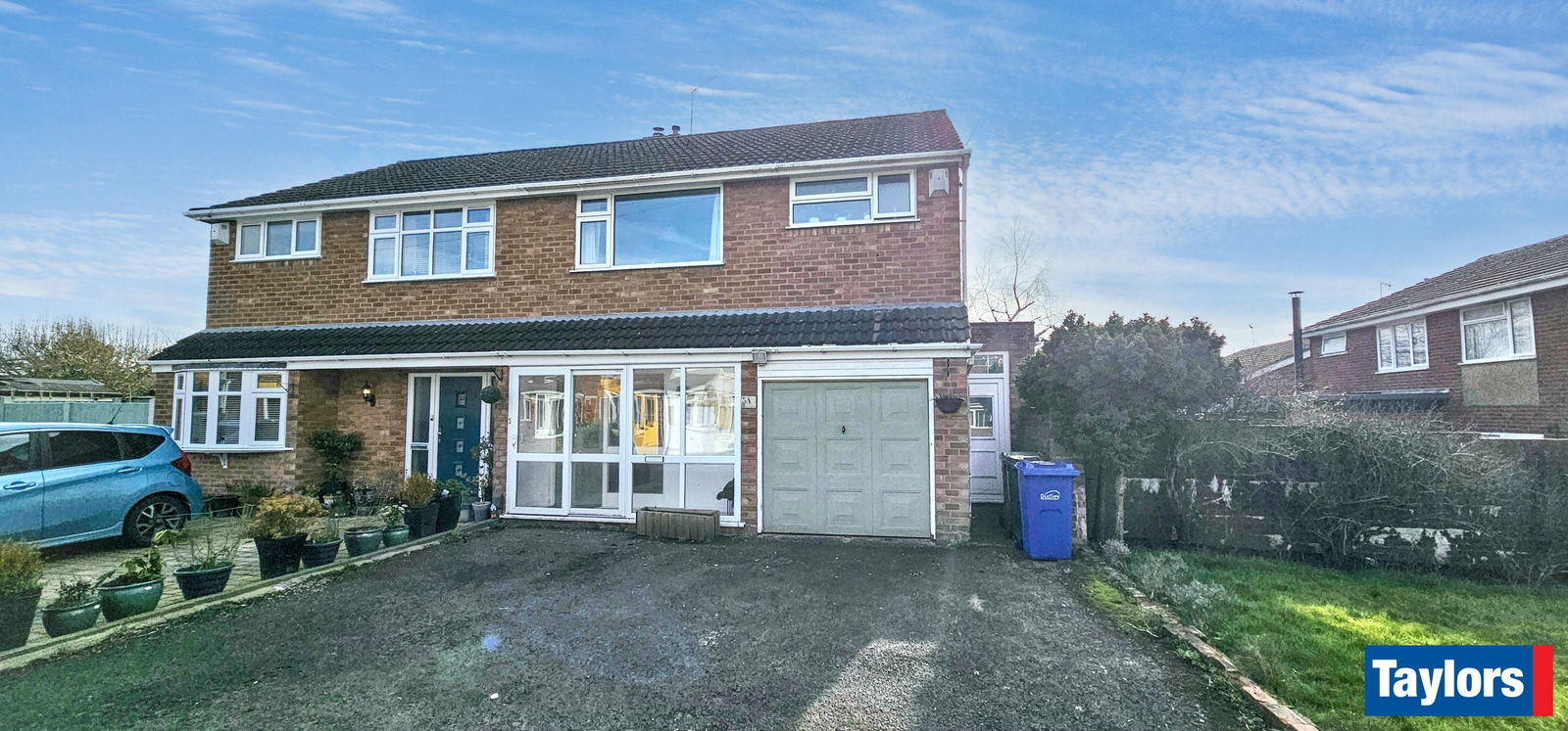 3 bedroom Semi-detached house Under Offer