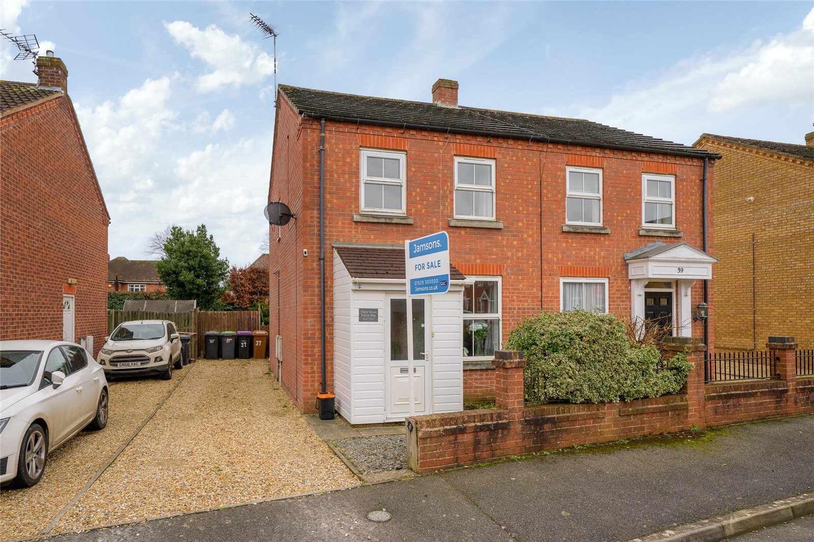 2 bedroom Semi-detached house Under Offer