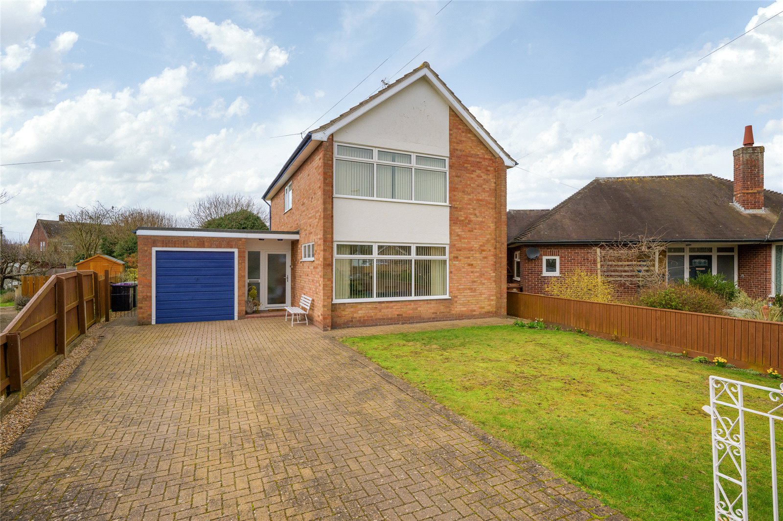3 bedroom Detached house Under Offer