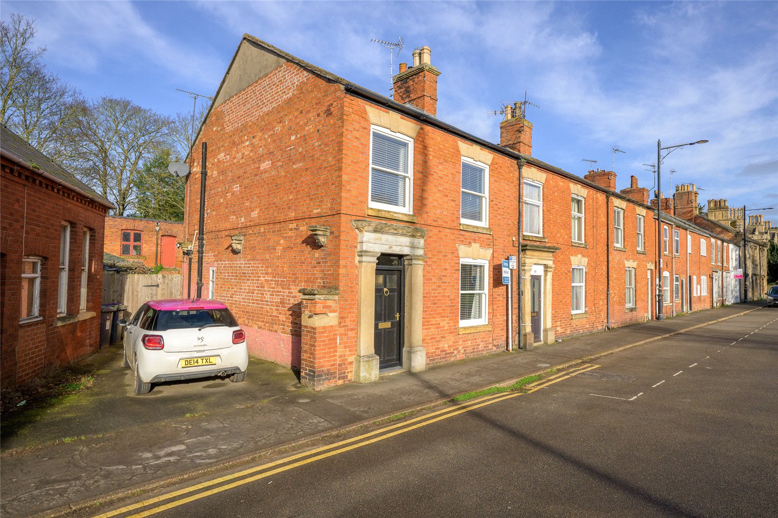 3 bedroom Semi-detached house Under Offer