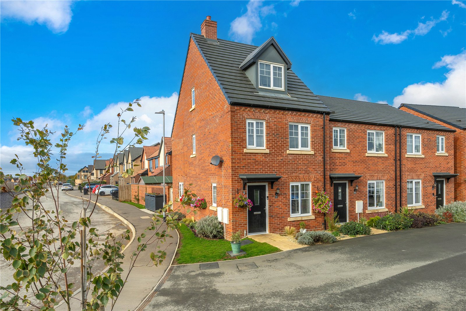 3 bedroom Semi-detached house Under Offer