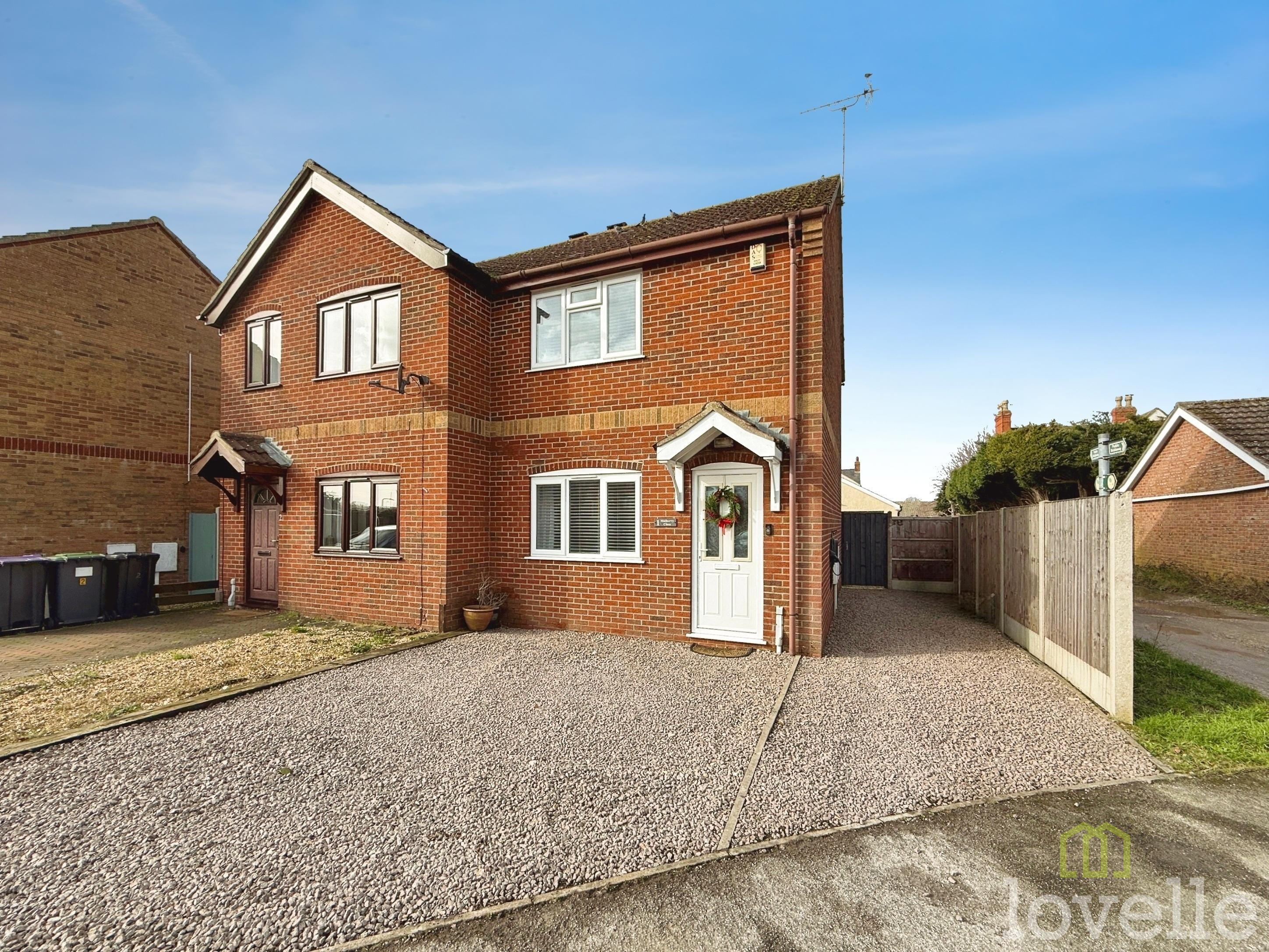 2 bedroom Semi-detached house Under Offer