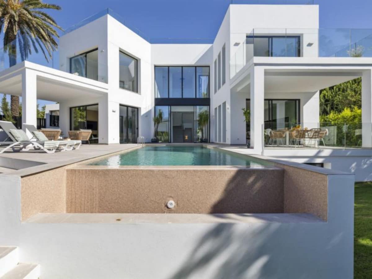 5 bedroom Villa For Sale