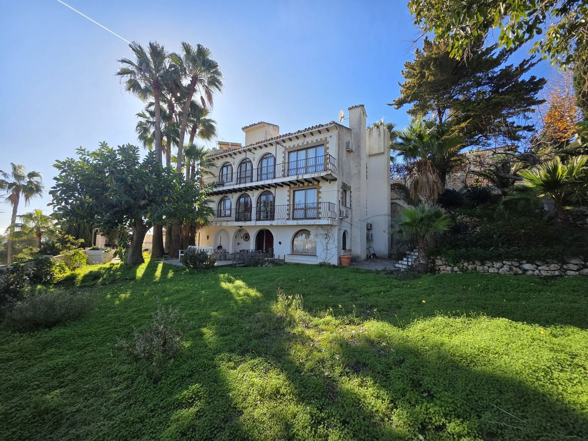 5 bedroom Villa For Sale