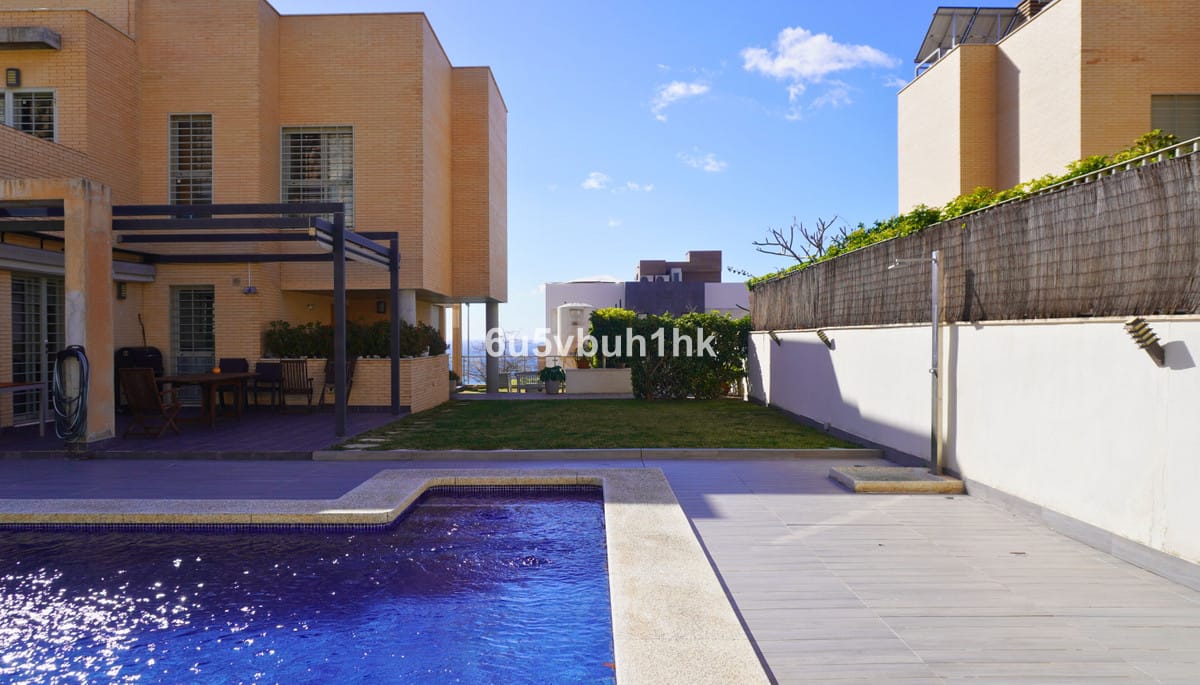 5 bedroom Villa For Sale