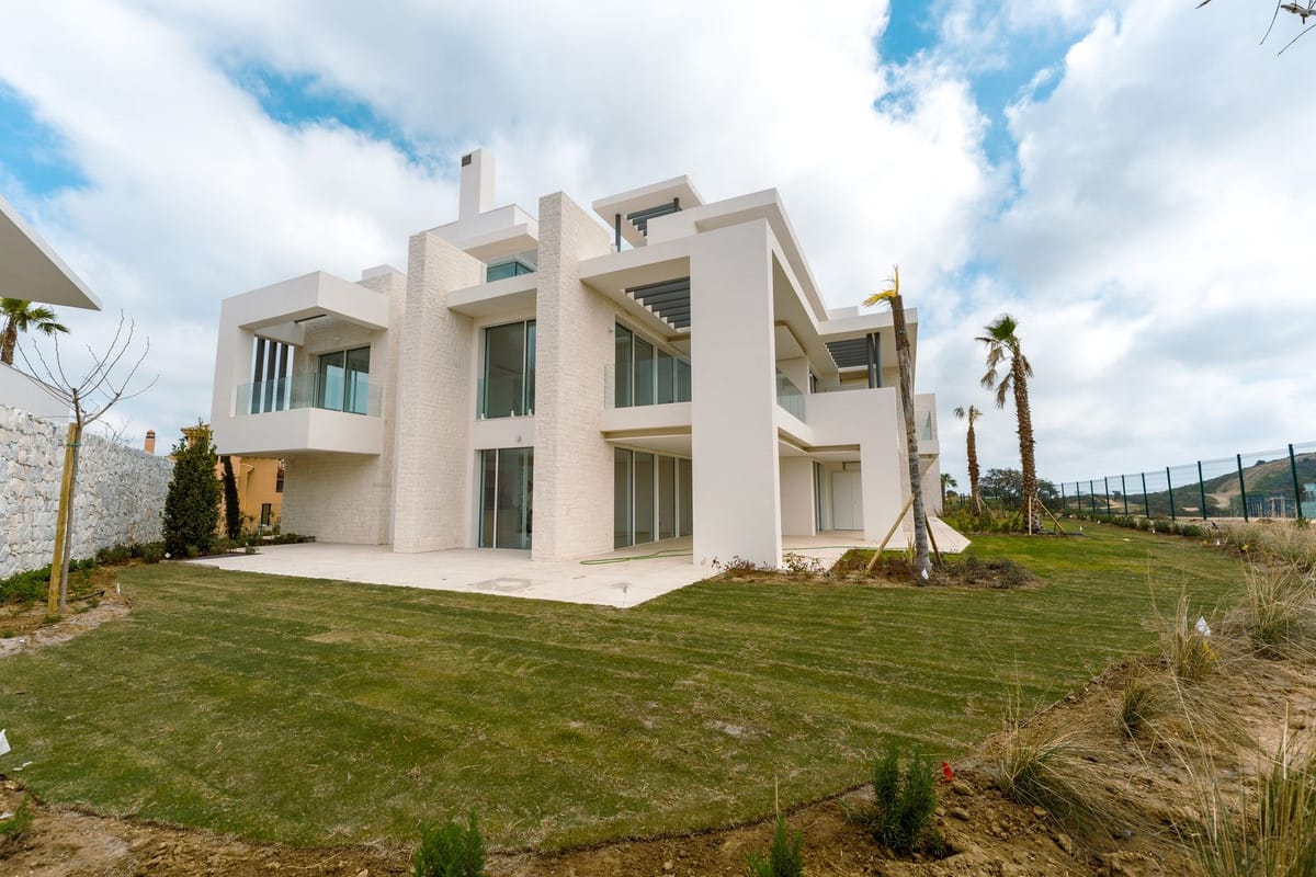 3 bedroom Apartment For Sale