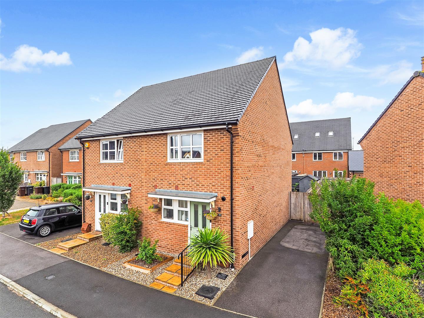 2 bedroom Semi-detached house Under Offer