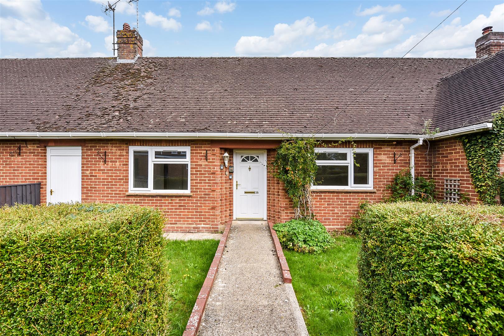 2 bedroom Detached bungalow To Let