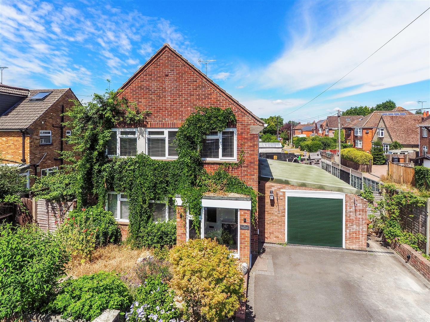 5 bedroom Detached house Under Offer