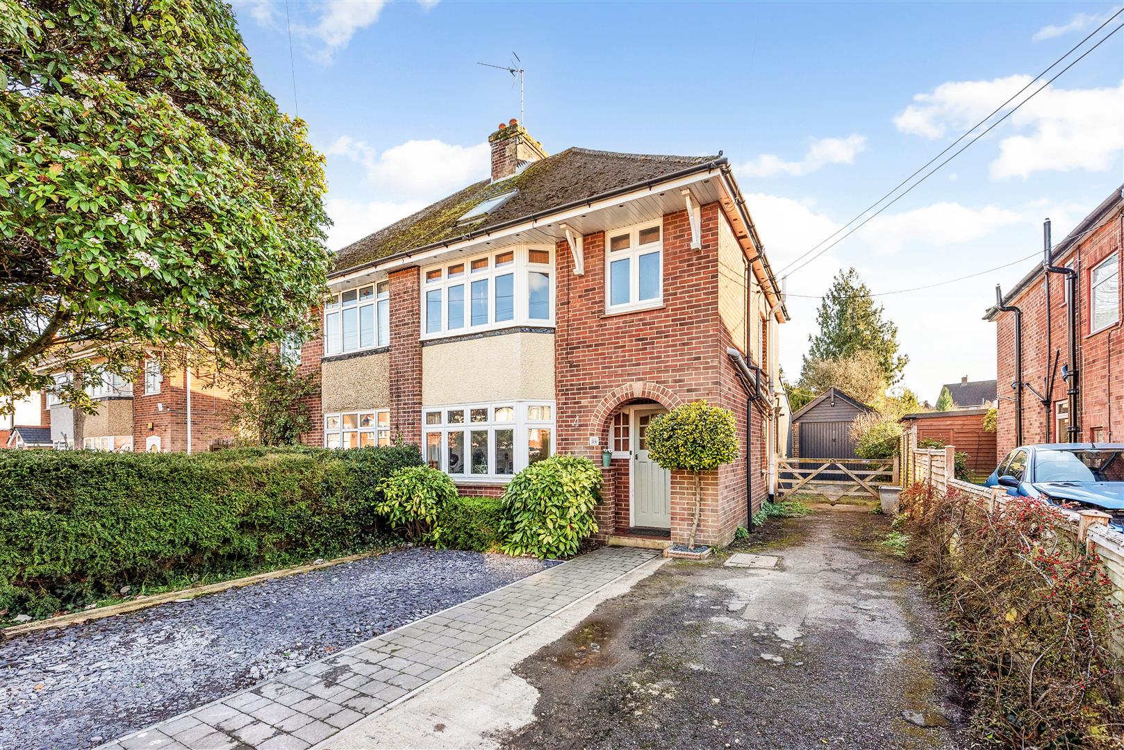 3 bedroom Semi-detached house Under Offer