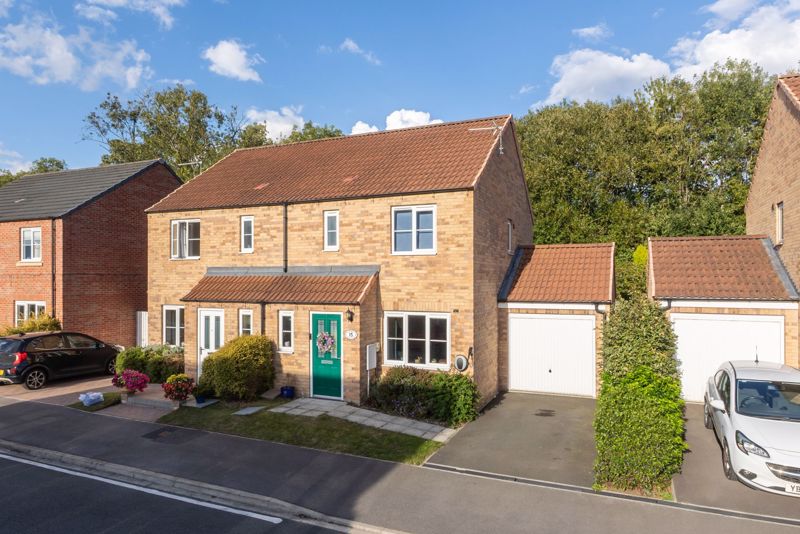 3 bedroom Semi-detached house Under Offer
