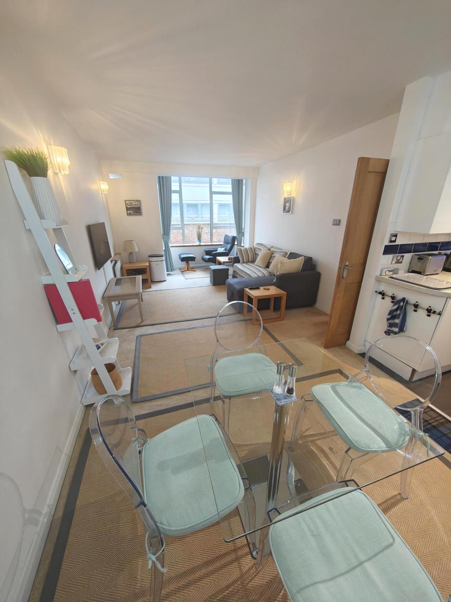 2 bedroom Flat To Let
