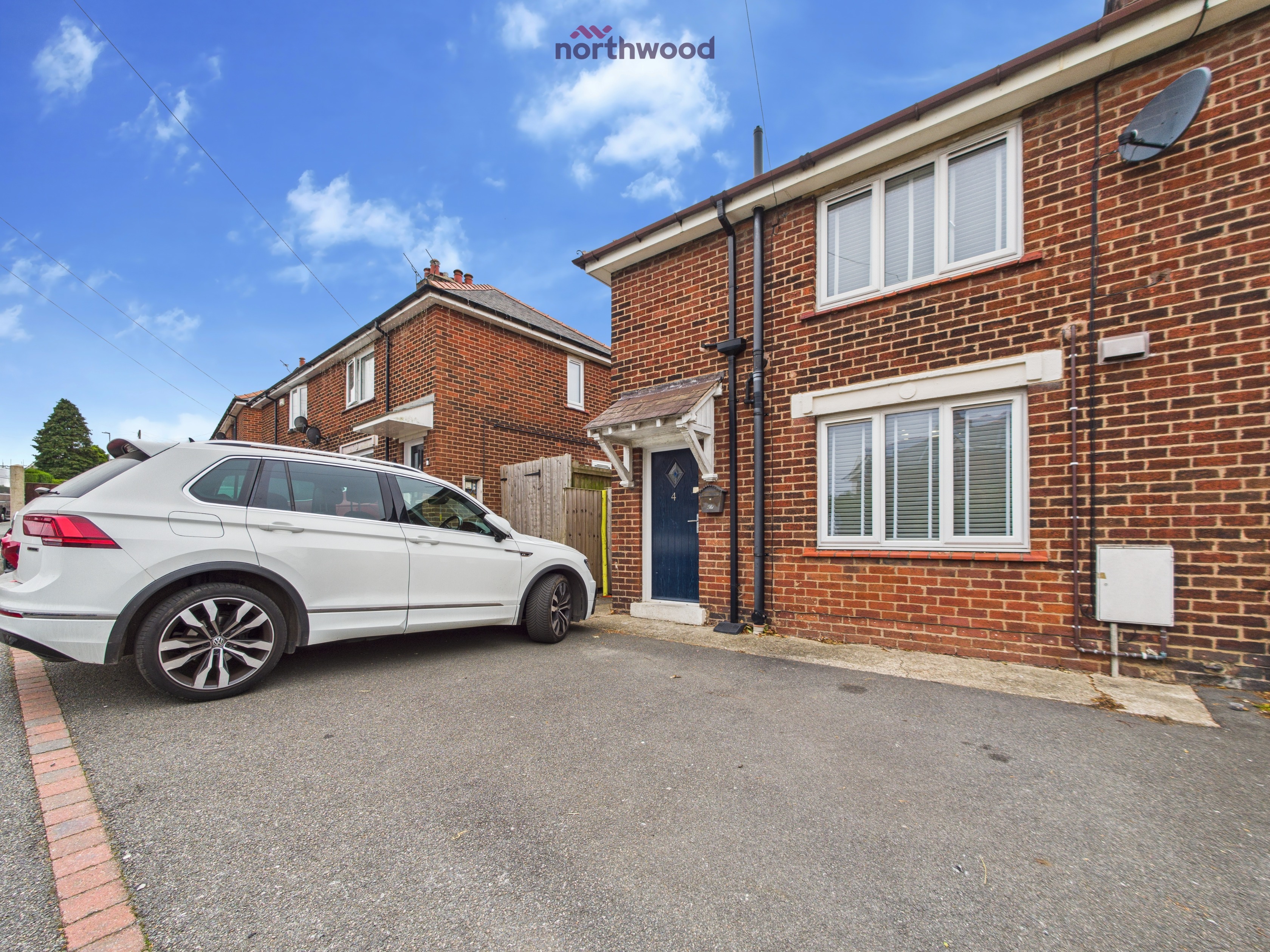 3 bedroom Semi-detached house Under Offer