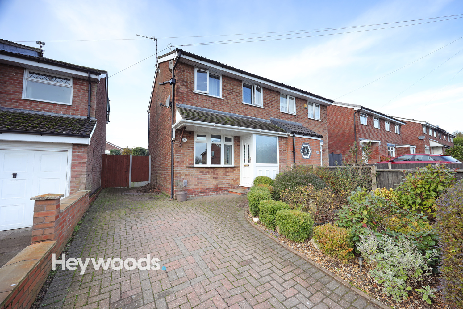2 bedroom Semi-detached house Under Offer