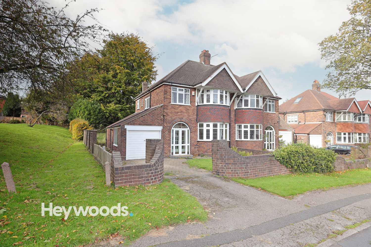 3 bedroom Semi-detached house Under Offer