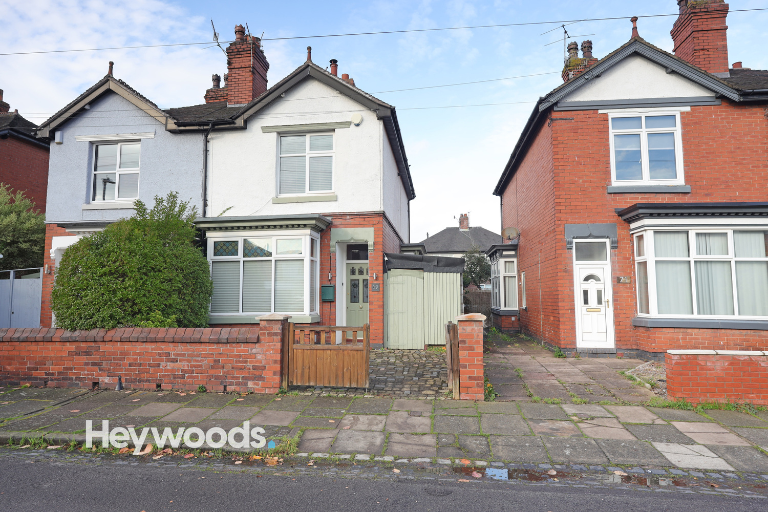 3 bedroom Semi-detached house Under Offer