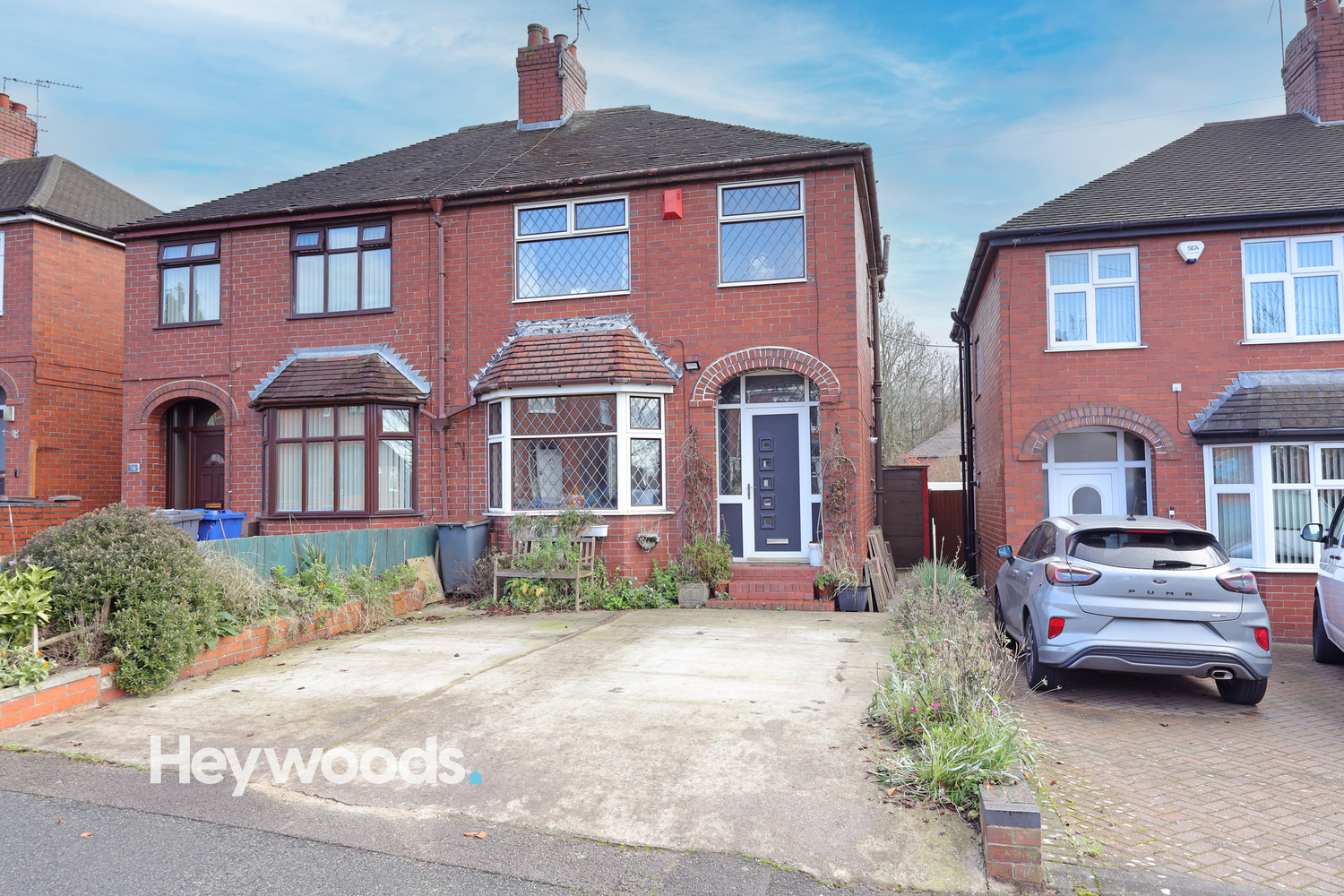 3 bedroom Semi-detached house Under Offer