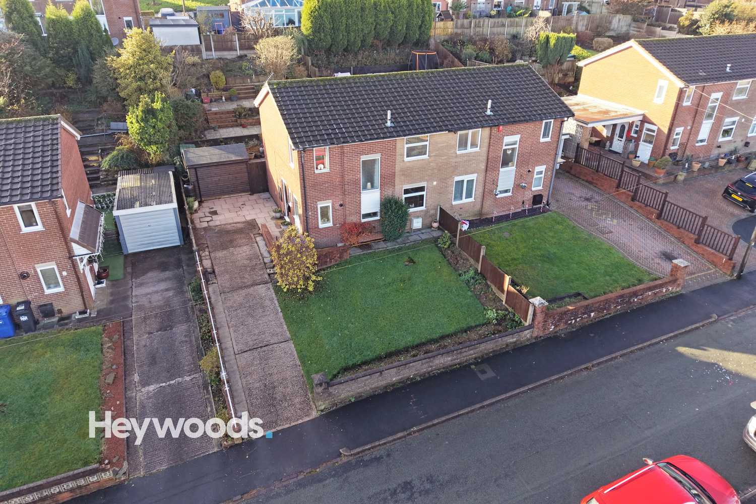 3 bedroom Semi-detached house Under Offer