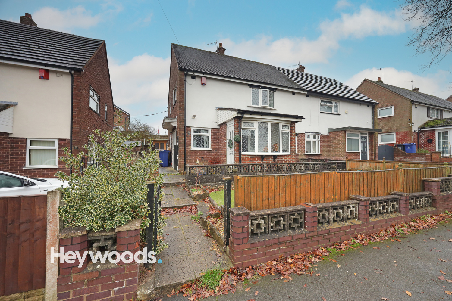 3 bedroom Semi-detached house Under Offer