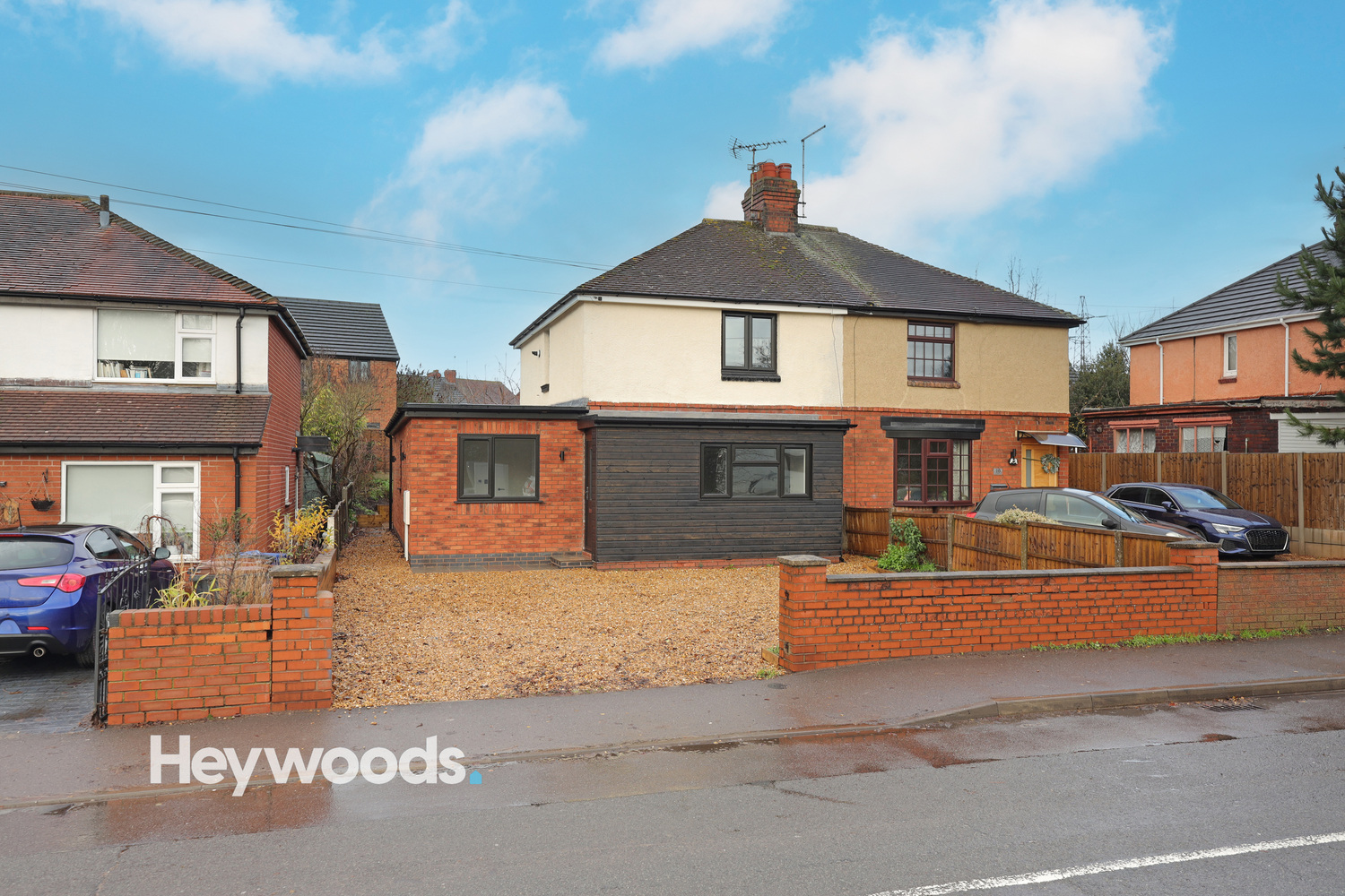3 bedroom Semi-detached house Under Offer