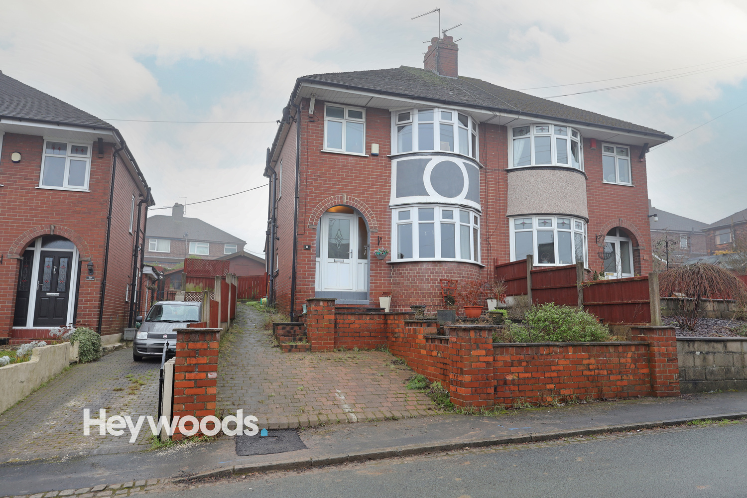 3 bedroom Semi-detached house Under Offer