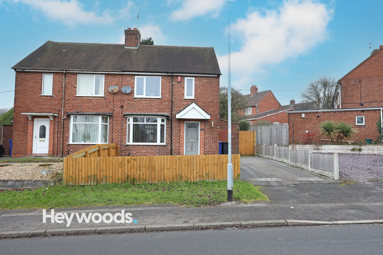 2 bedroom Semi-detached house Under Offer