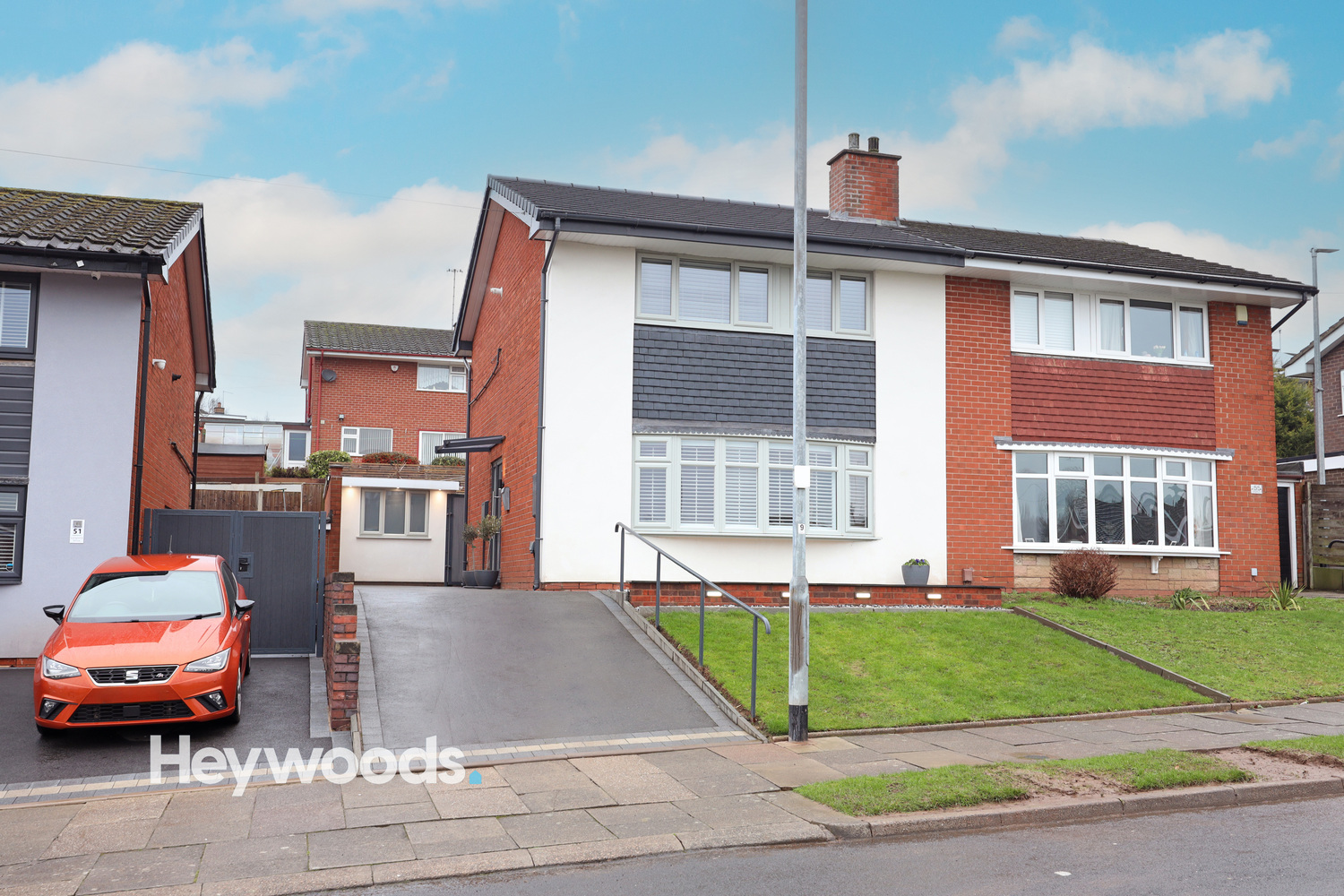 3 bedroom Semi-detached house Under Offer