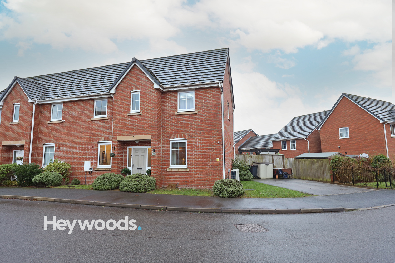 3 bedroom Semi-detached house Under Offer
