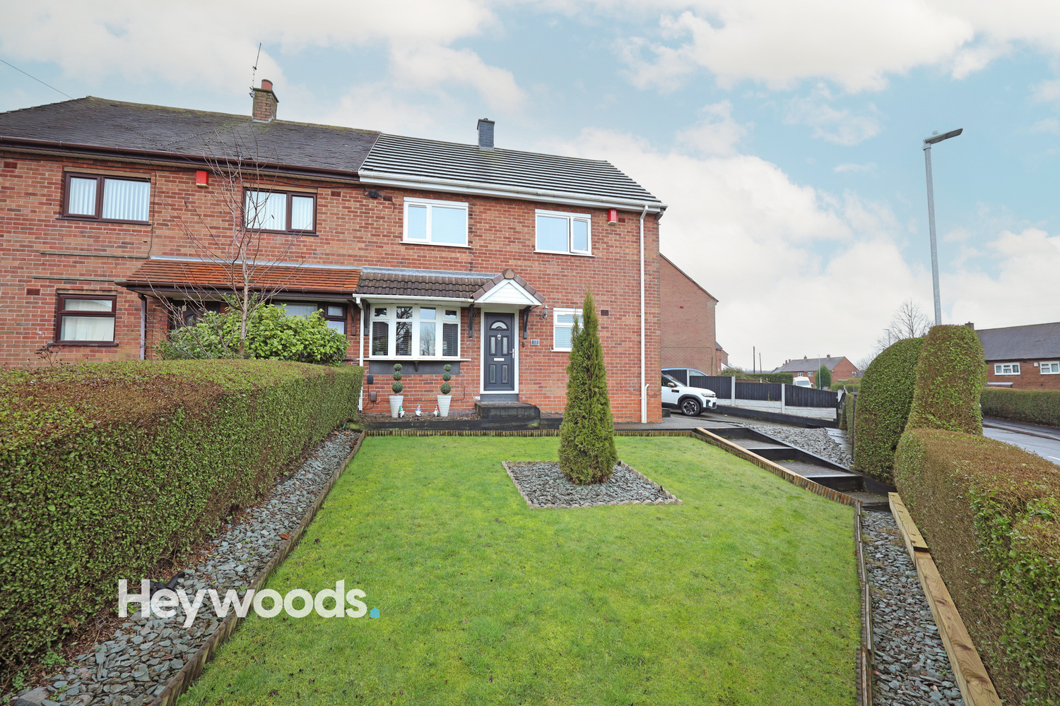 3 bedroom Semi-detached house Under Offer