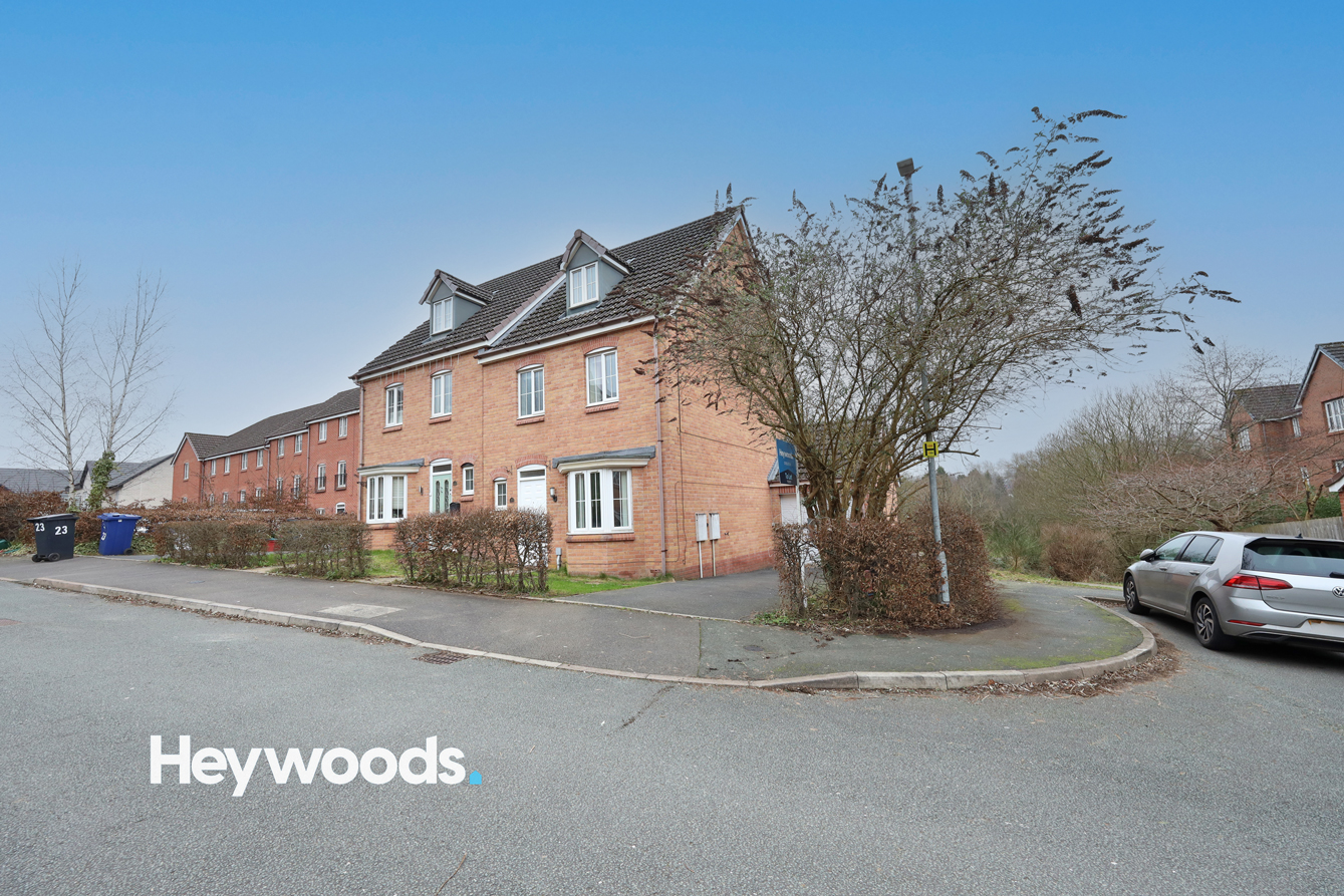4 bedroom Semi-detached house Let