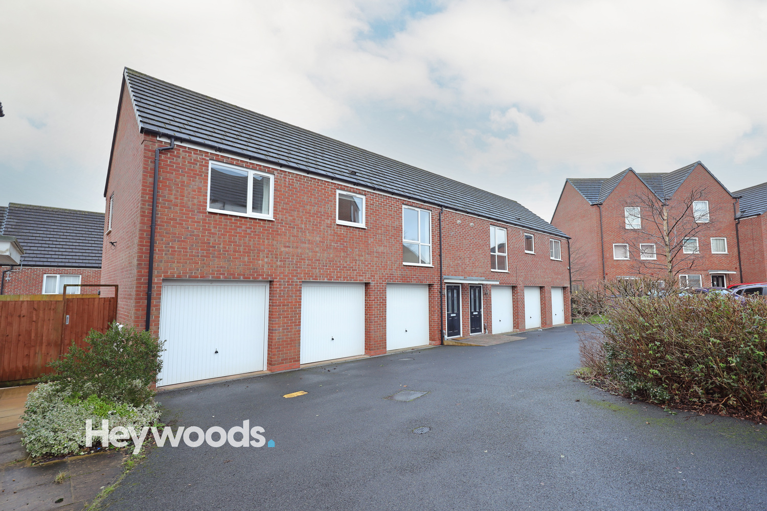 2 bedroom Semi-detached house Under Offer