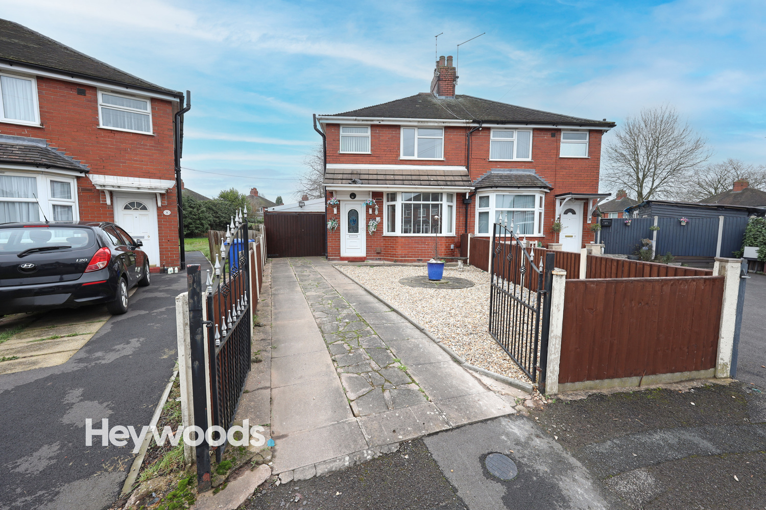 3 bedroom Semi-detached house Under Offer