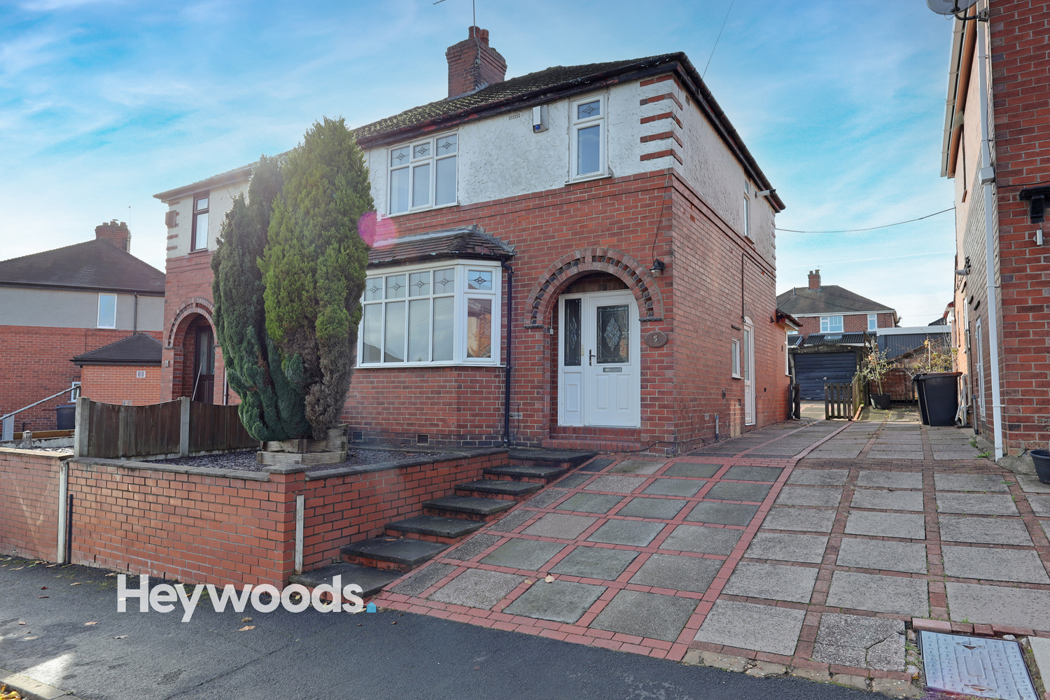 3 bedroom Semi-detached house Under Offer