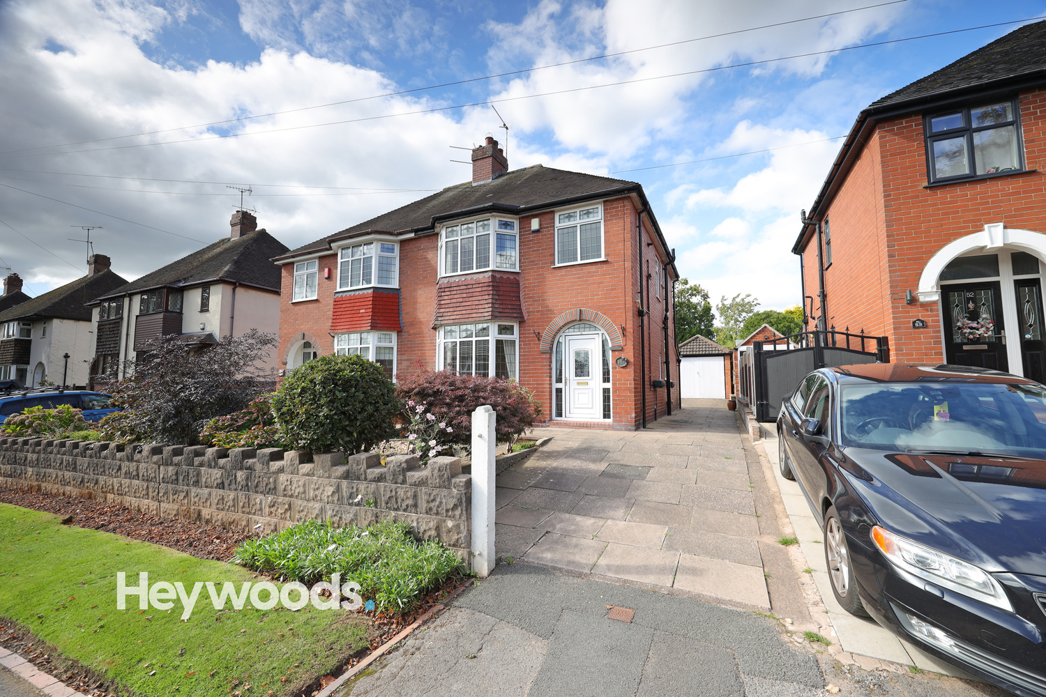3 bedroom Semi-detached house Under Offer
