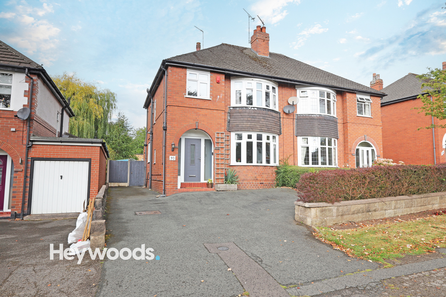 3 bedroom Semi-detached house Under Offer