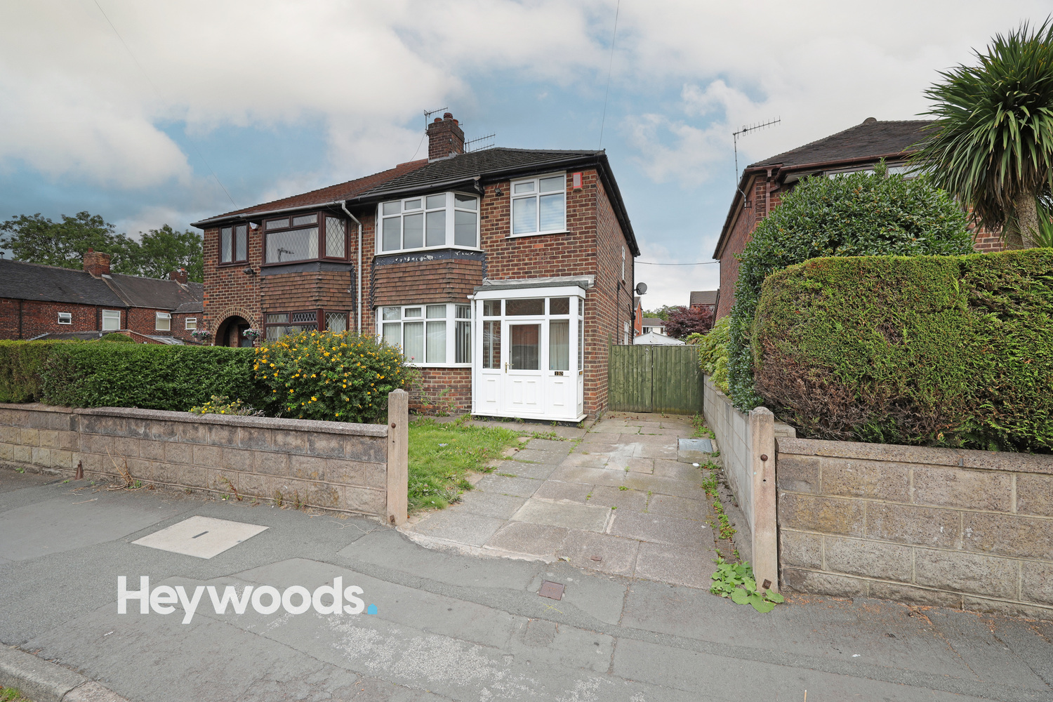 3 bedroom Semi-detached house Under Offer