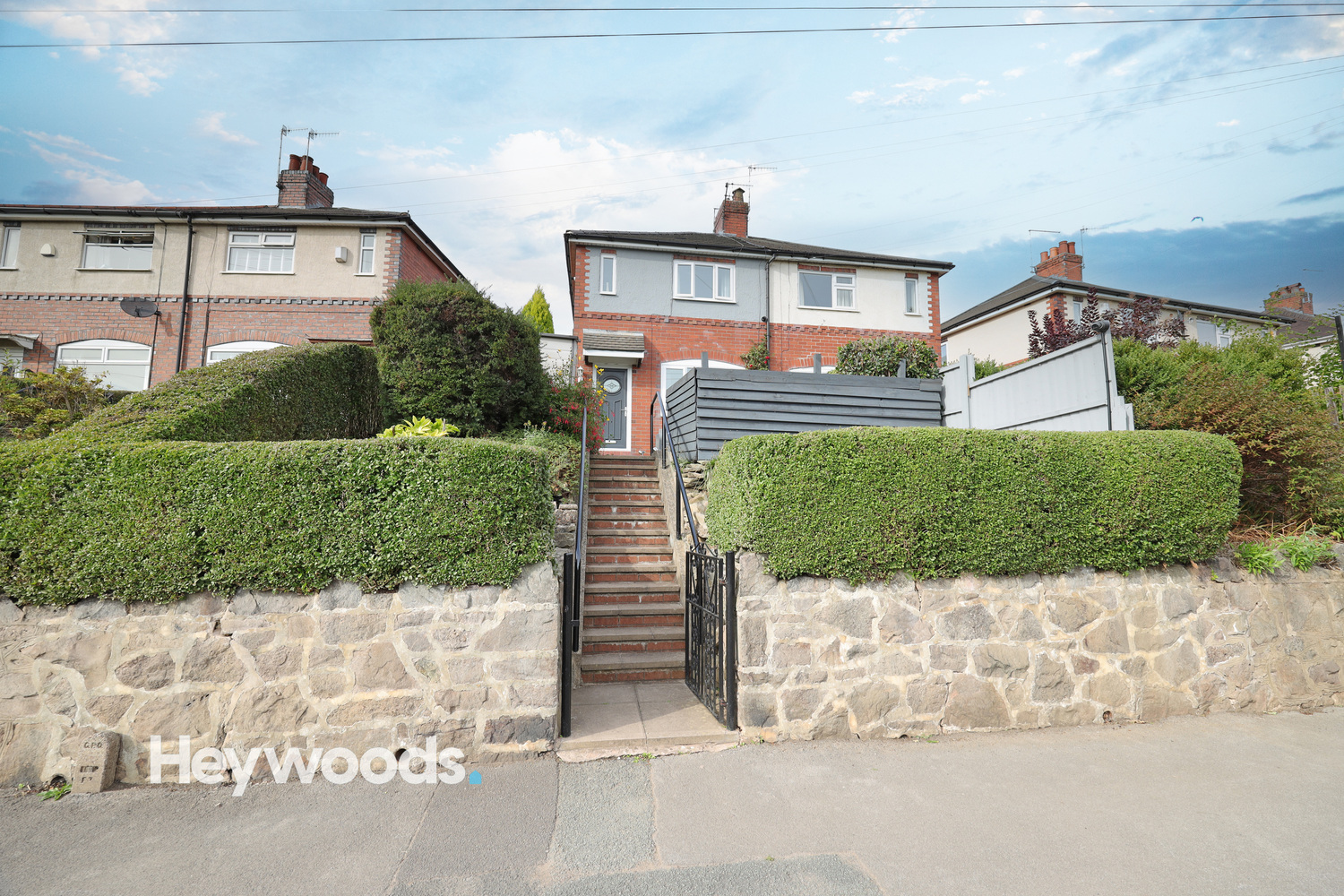 2 bedroom Semi-detached house Under Offer