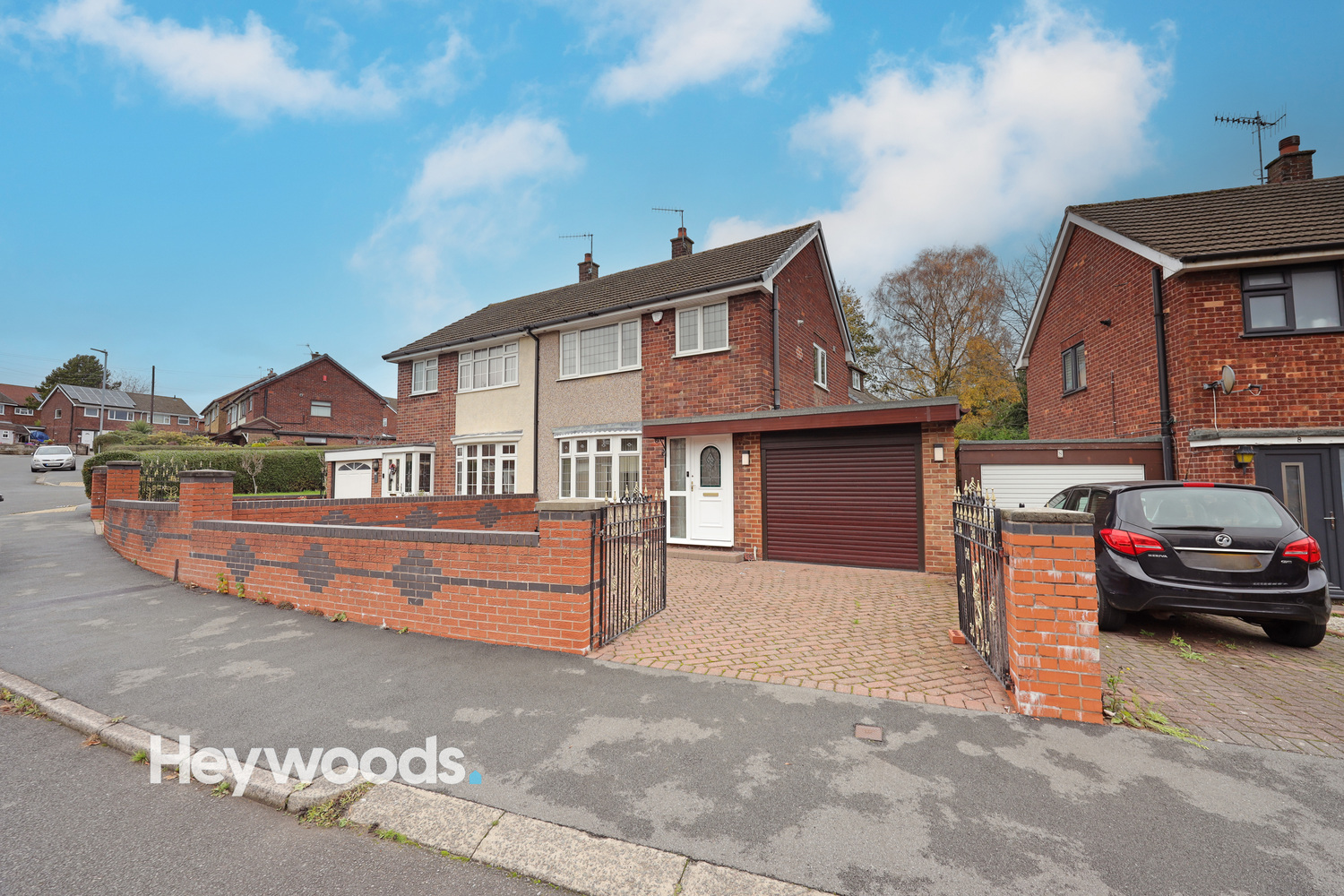 3 bedroom Semi-detached house Under Offer