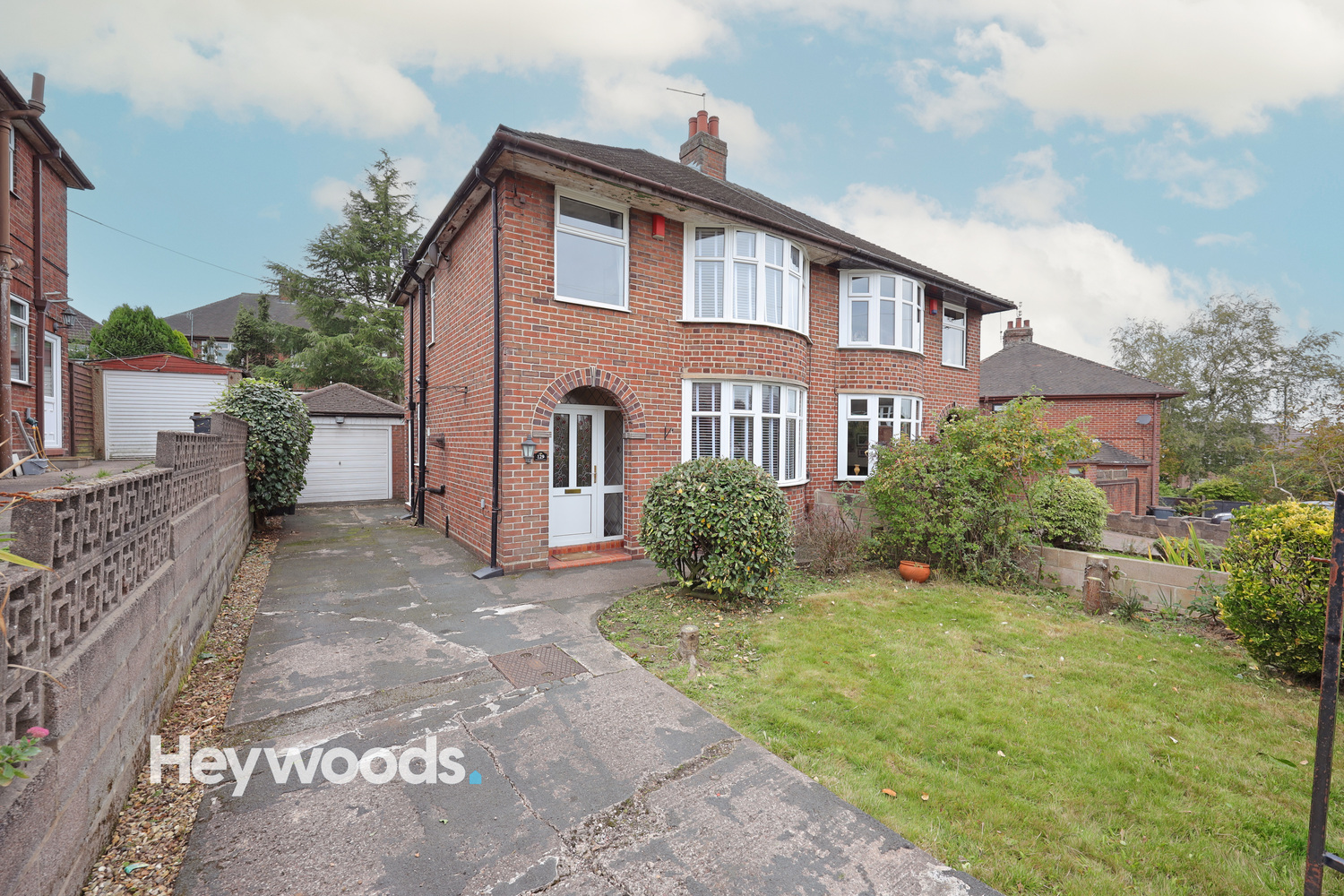 3 bedroom Semi-detached house Under Offer