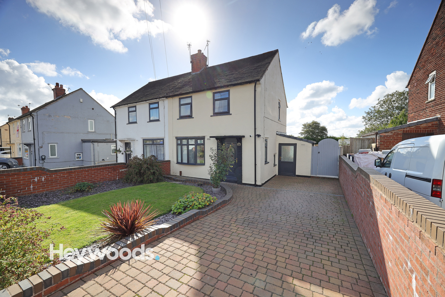 2 bedroom Semi-detached house Under Offer