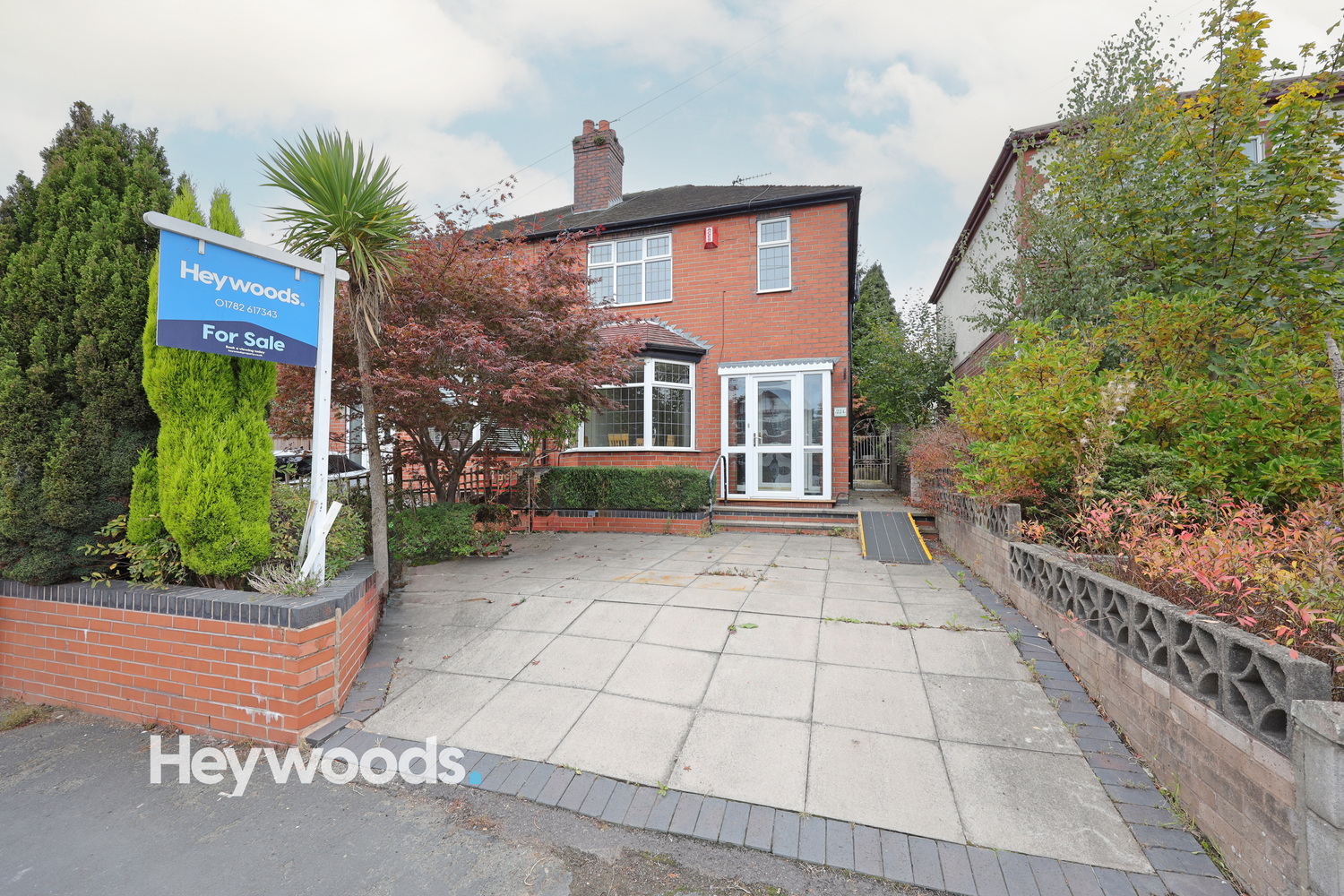 3 bedroom Semi-detached house Under Offer